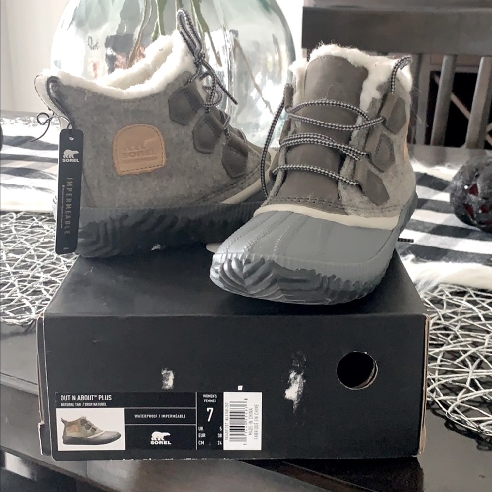 NEW SOREL Out N About boots Size 7